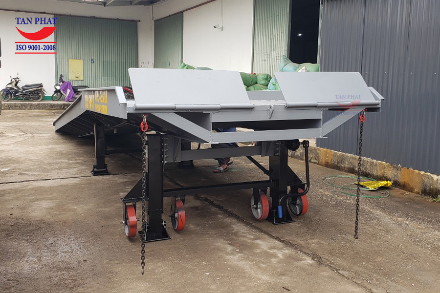 Cầu dẫn xe nâng 6-8 tấn thiết kế bền bỉ, vững chắc, lắp tại Thái Nguyên.