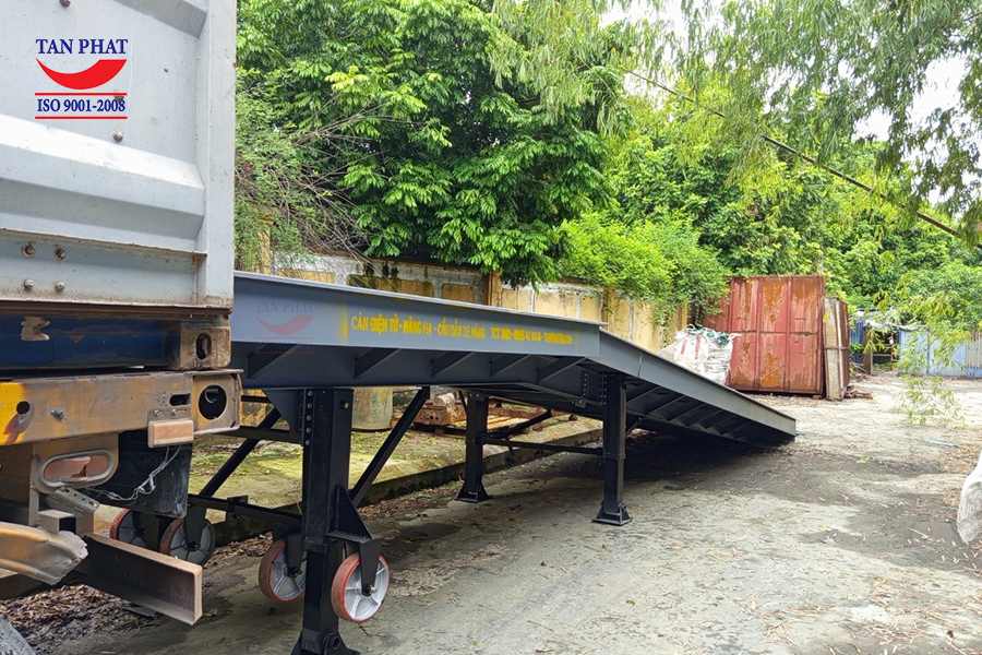 Cầu dẫn xe nâng 6 tấn tại Thái Nguyên