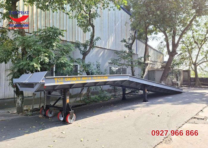Cầu dẫn xe nâng 8 tấn dài 13m do Tân Phát sản xuất và cung cấp trực tiếp