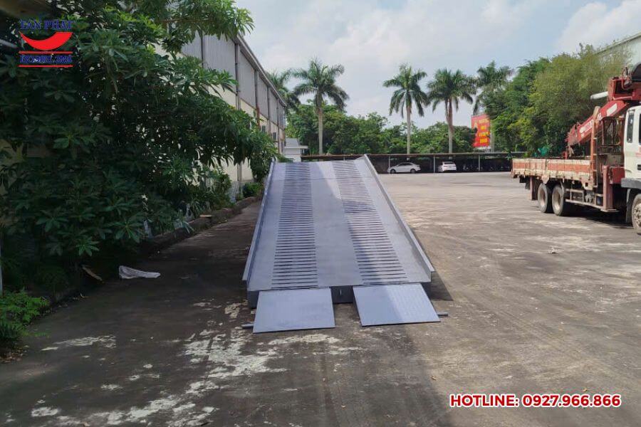 Cầu dẫn lên container 8 tấn giao tại Thái Bình