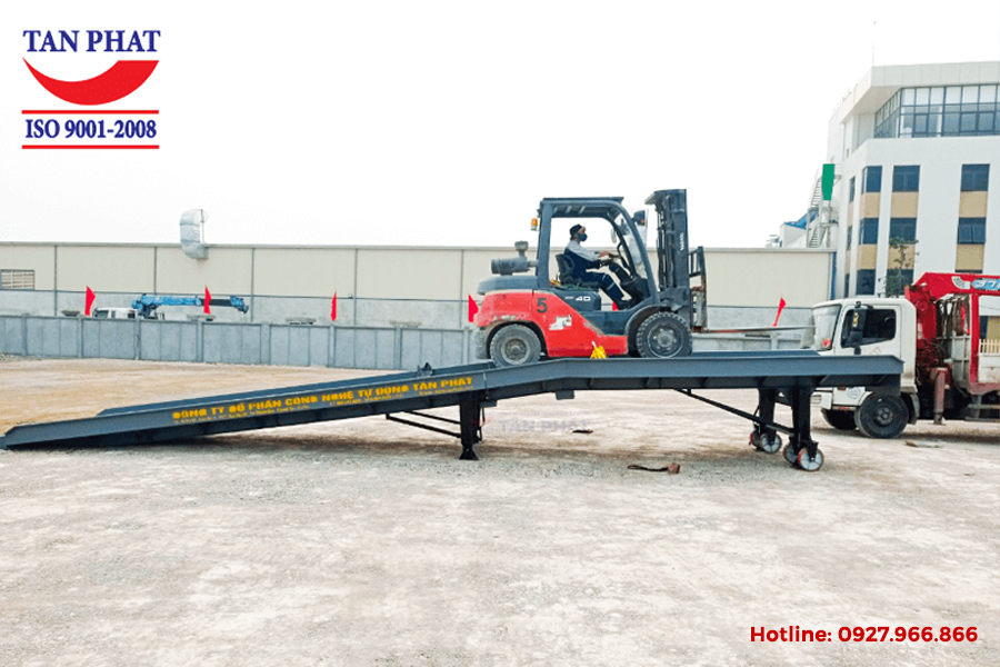 cầu dẫn xe nâng lên container