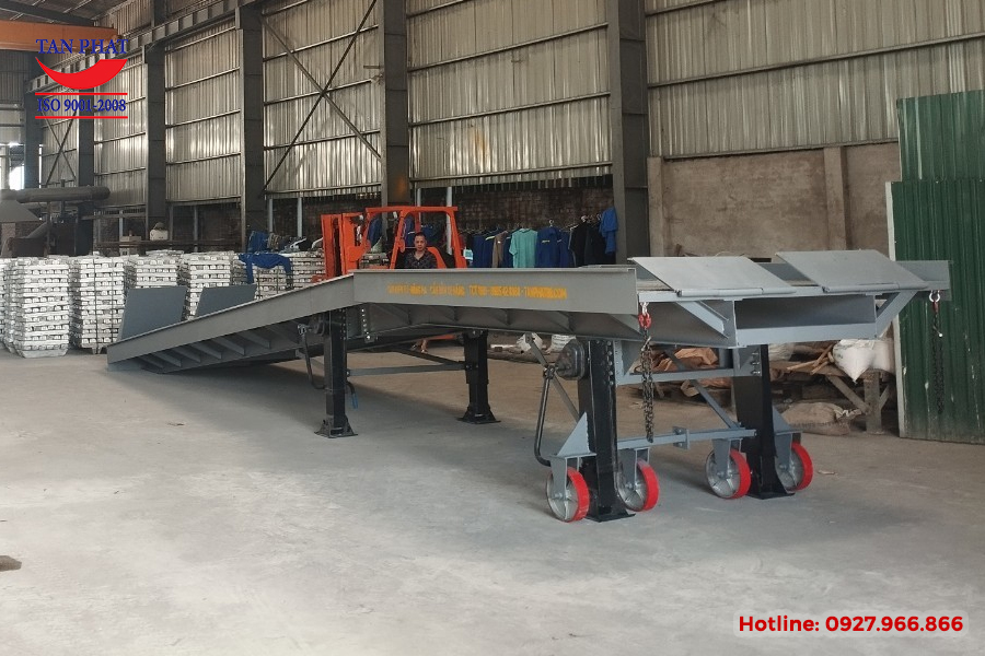 Hình ảnh cầu dẫn xe nâng thiết kế tích hợp bánh xe PU (D=30mm) tại chân chống romooc.