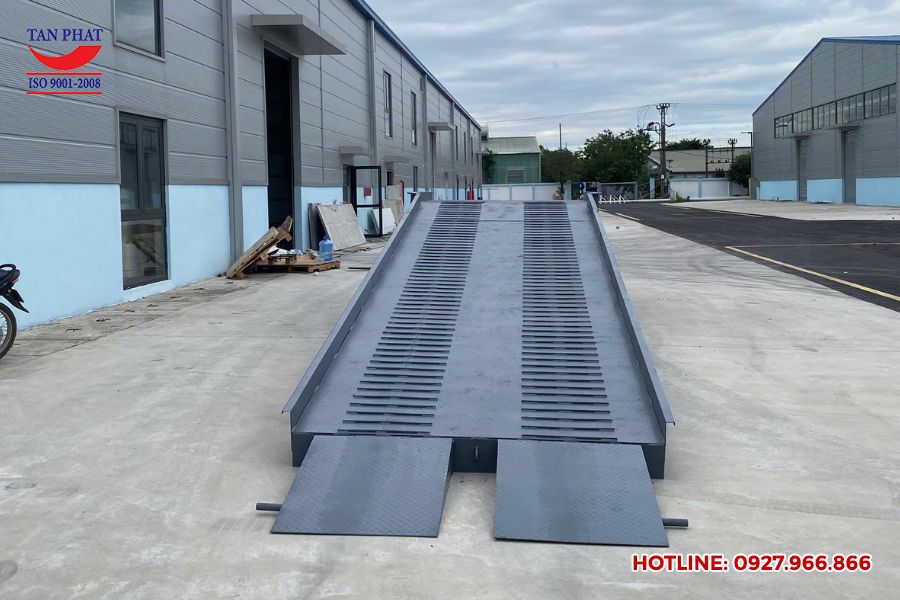 Cầu dẫn xe nâng lên container hà nội