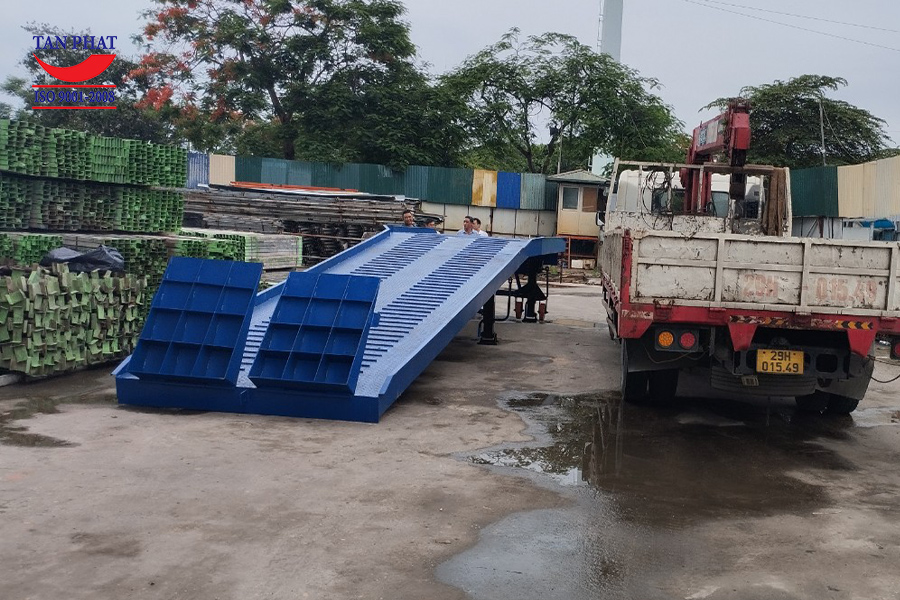 Cầu dẫn xe nâng lên container 10 tấn tại Hải Phòng