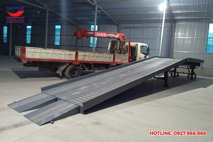 Hình ảnh thực tế cầu dẫn xe nâng tải trọng 12 tấn dài 13m giao tại Long Biên, Hà Nội