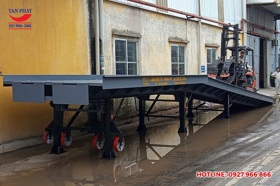 Cầu dẫn xe nâng lên container 15 tấn giao tại Bắc Ninh