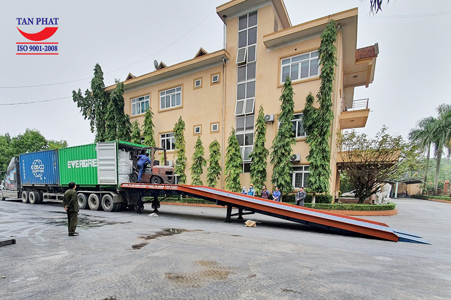 Cầu dẫn xe nâng lên container.