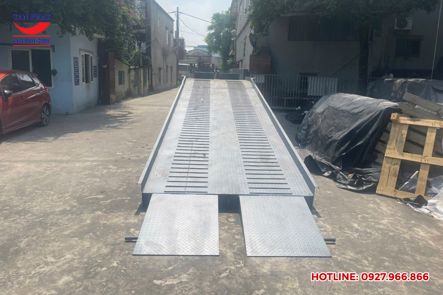 Cầu dẫn xe nâng lên container 6 tấn tại Hưng Yên