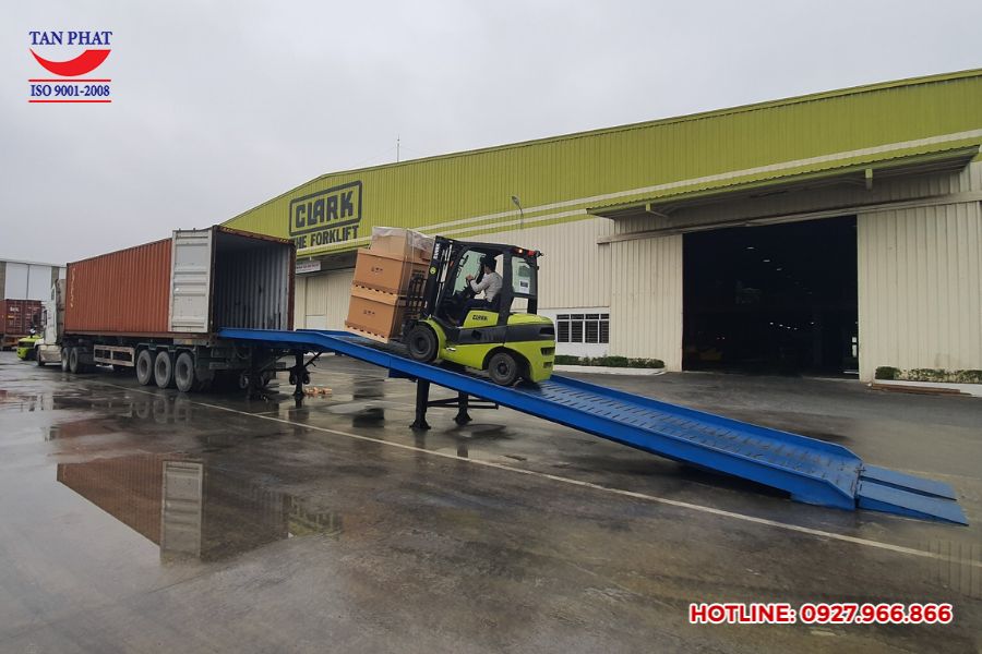 Cầu dẫn xe nâng lên container