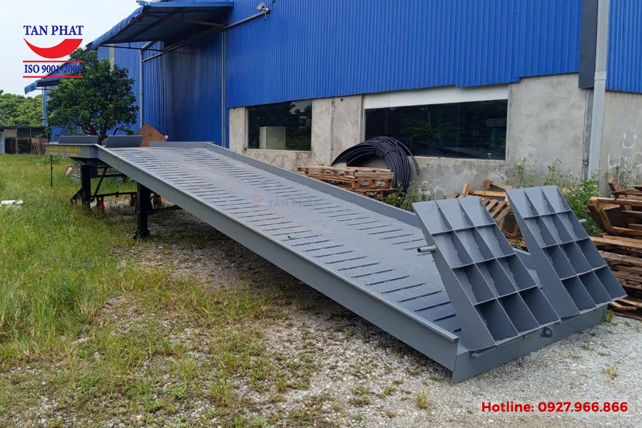 Cầu dẫn xe nâng lên container do CTCP Công nghệ Tự động Tân Phát cung cấp.