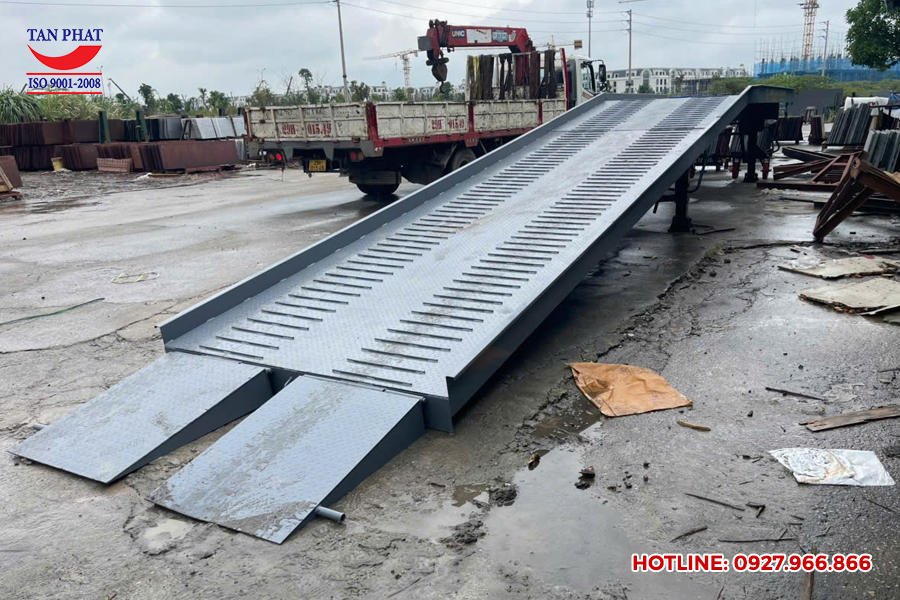 Cầu dẫn xe nâng lên container tại Hà Nội