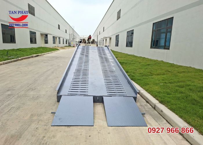 Cầu lên container 10 tấn giao tại Hải Phòng