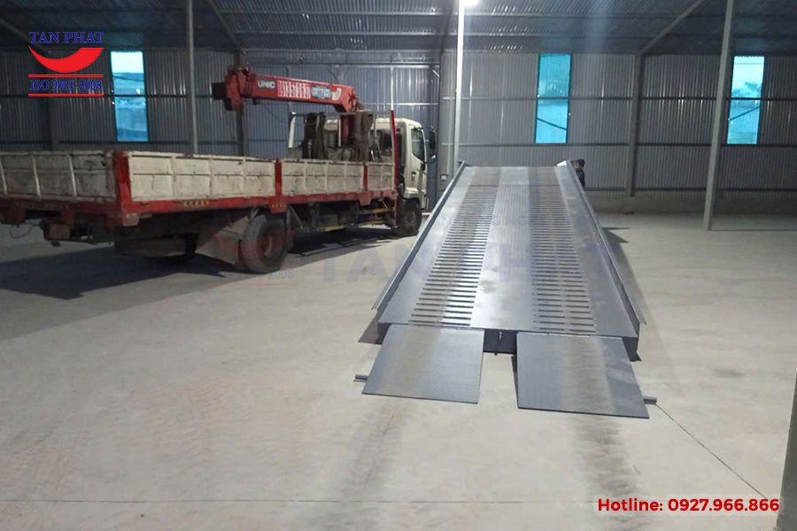 Cầu lên container 12 tấn tại Hà Nội