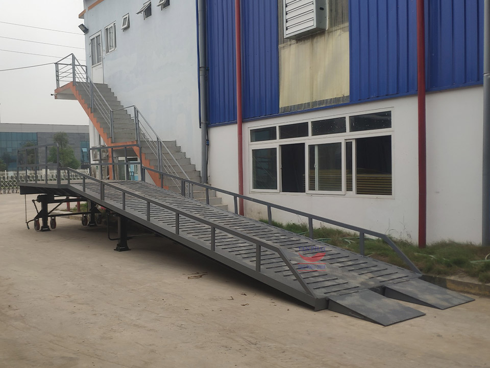 Cầu lên container 12 tấn bàn giao tại Phủ Lý, Hà Nam (Cầu sử dụng mặt sàn tôn nhám dày 5mm và 4 chân chống rơ mooc Fuwa)