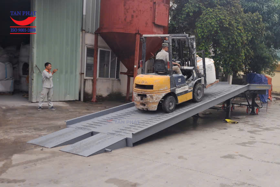 Cầu lên container 6 tấn tại Phú Thọ