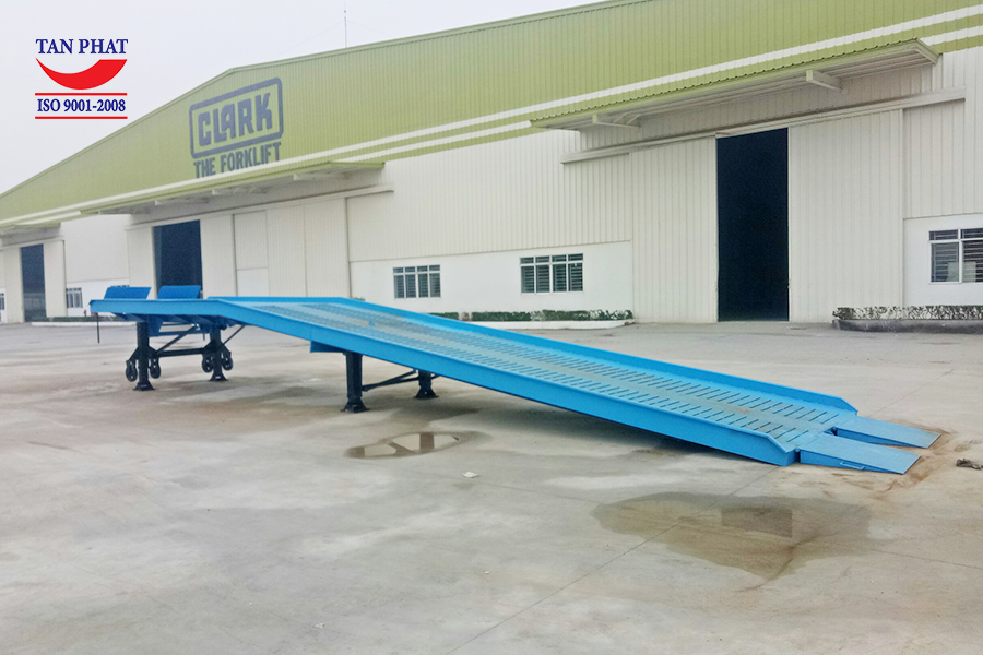 Cầu lên container