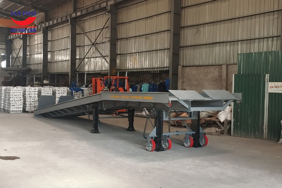 Cầu lên container 8 tấn lắp tại Quảng Ninh