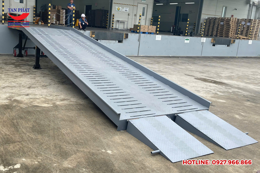 Cầu lên container 8 tấn tại Hà Nội