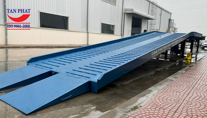 Cầu lên container 8 tấn