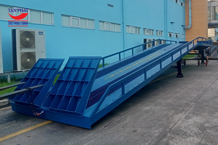 Cầu lên container