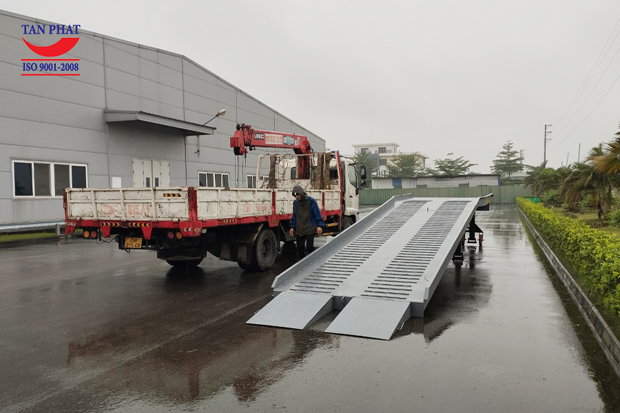 Cầu công 6 tấn lắp tại Hà Nội sử dụng thép phi gân và thép vuông đặc để chống trượt và đảm bảo an toàn cho xe nâng và hàng hóa khi vận chuyển ra vào thùng xe.