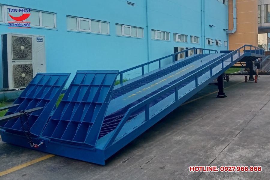 Mẫu cầu xe nâng cao cấp, thiết kế có thêm lan can và chống trượt bằng lưới thép grating.