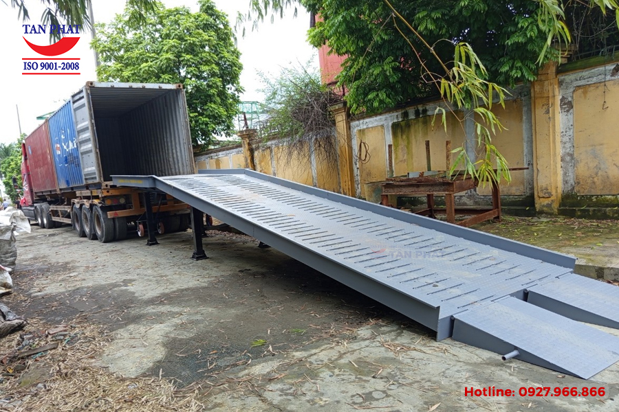 Cầu xe nâng lên container