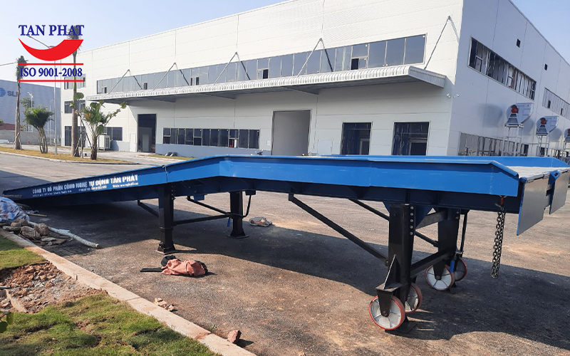 Cầu xe nâng lên container Tân Phát sản xuất với chiều dài phù hợp cho các dự án làm việc, các dòng xe nâng khác nhau. Thiết kế và sản xuất với đa dạng kích thước theo yêu cầu. Trong đó có các mức chiều dài được sử dụng phổ biến là 10m, 11m, 13m...