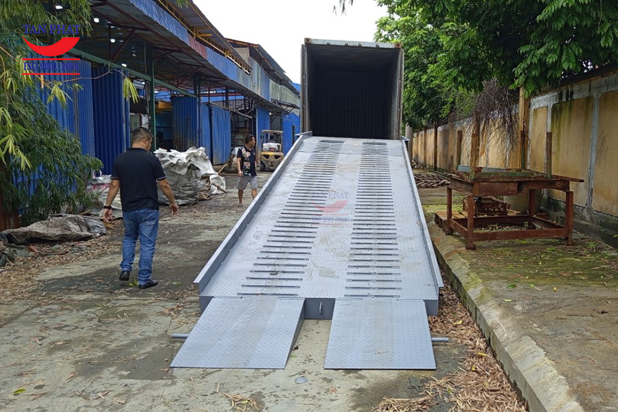 Cầu xe nâng vào container 6 tấn tại Thái Nguyên