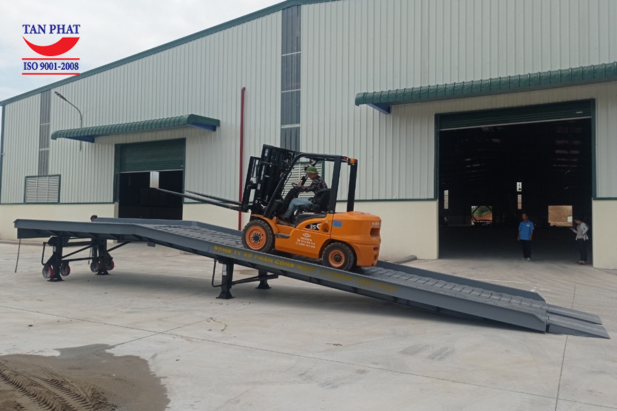 Chân chống romooc Fuwa sử dụng trong cầu dẫn xe nâng lên container.