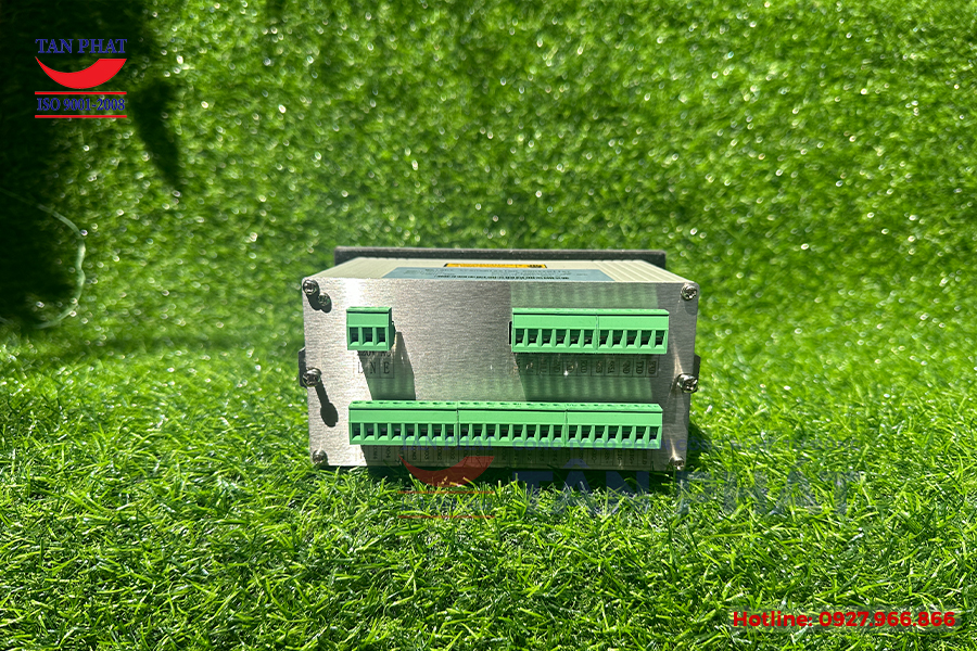 Đầu cân điều khiển XK3102 thiết kế đơn giản, nhỏ gọn, dễ lắp đặt trong các hệ thống tủ điện.