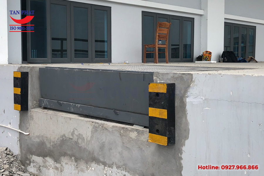 Dock Leveler - Sàn nâng tự động sau khi được lắp đặt vào trong hố pít.