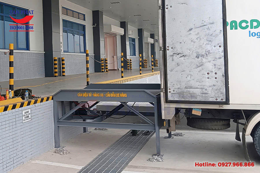 Sàn nâng thủy lực ngoài trời - Dock Leveler không hố