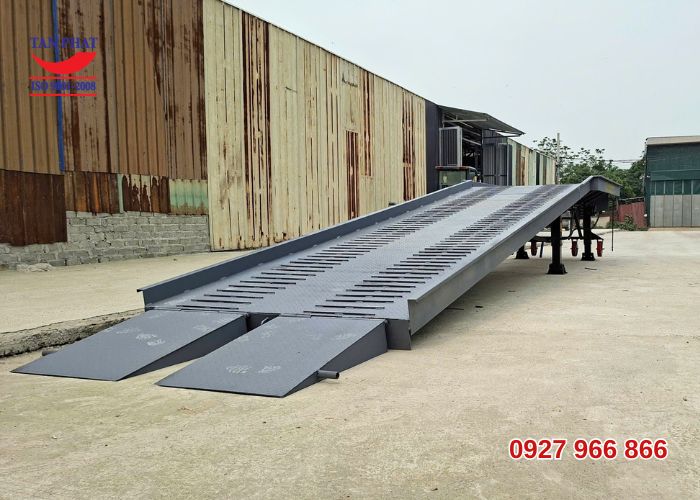 Cầu dẫn lên cont 10 tấn dài 11m giao tại Hà Nội