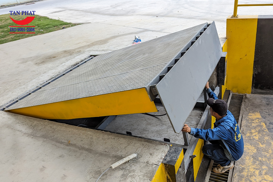 Giá sàn nâng thủy lực hiện nay, giao động từ 50 triệu - 90 triệu (Chưa VAT).