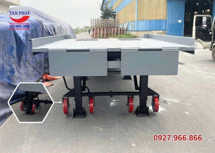 Cầu dẫn xe nâng tích hợp bánh xe - Di chuyển linh hoạt, làm việc tại nhiều vị trí trong nhà kho