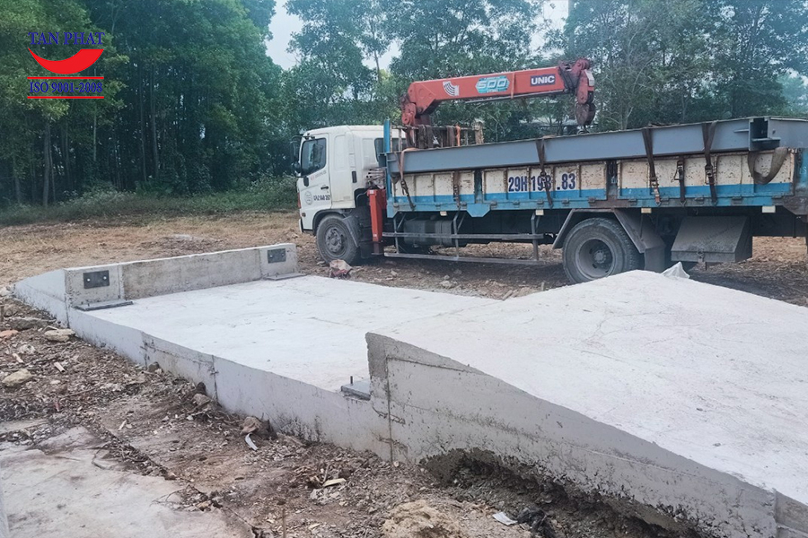 Tập kết bàn cân và thiết bị cân điện tử 40 tấn tại vị trí lắp đặt.
