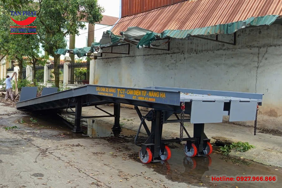 Hướng dẫn di chuyển cầu lên container bằng xe nâng