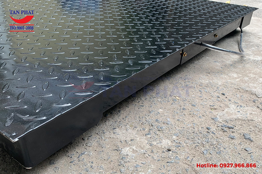 Cân sàn điện tử 3 tấn Tân Phát thiết kế chống trượt, bo góc chắc chắn, kết cấu bền vững đảm bảo khả năng chịu tải trọng cao.