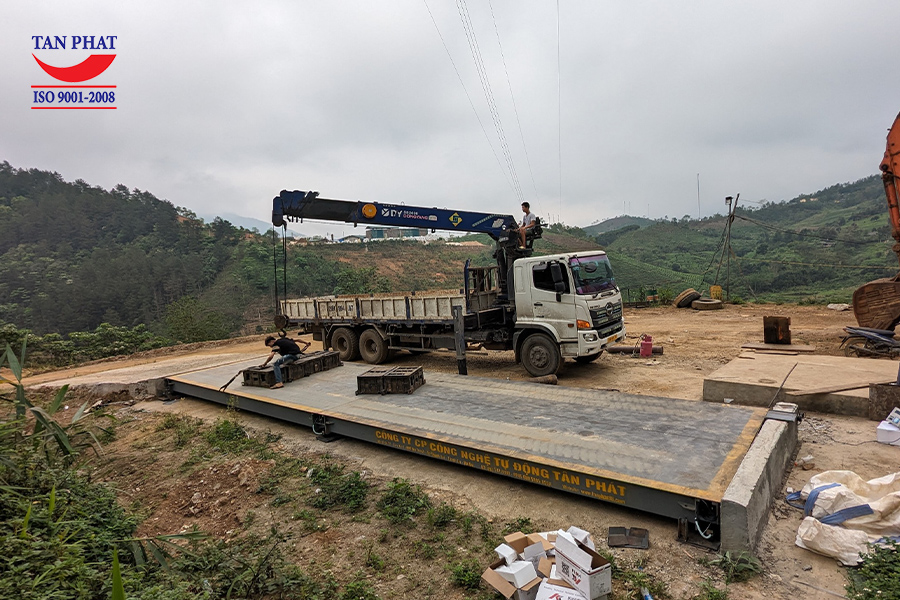 Hạ tải chuẩn tiến hành hiệu chỉnh, kiểm định trạm cân 100 tấn sau khi lắp đặt cầu cân và thiết bị hoàn thiện.