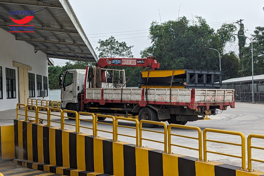 Tân Phát vận chuyển sàn nâng thủy lực đến vị trí lắp đặt.