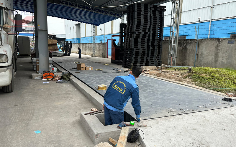 Khi bàn cân được lắp đúng vị trí, các kỹ sư Tân Phát sẽ tiến hành lắp đặt và kết nối các thiết bị điện tử trong trạm cân 80 tấn Bắc Ninh.