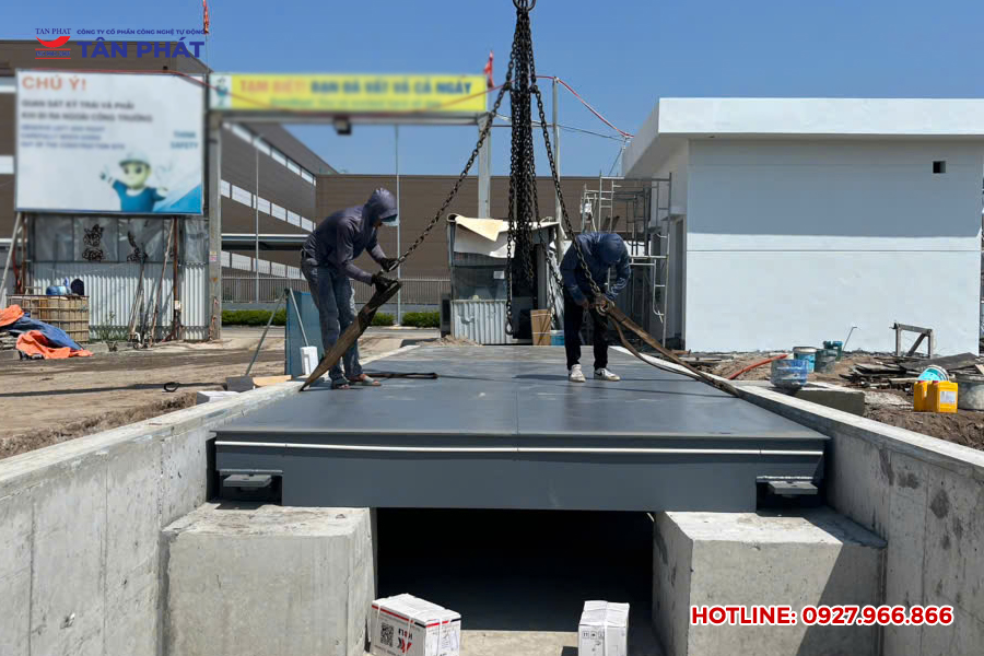 Nhân viên kỹ thuật Tân Phát tiến hành lắp đặt trạm cân điện tử 150 tấn tại Hải Phòng