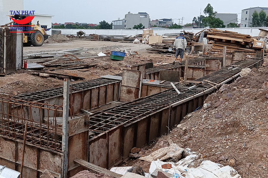 Tân Phát hướng dẫn khách hàng tại KCN Việt Hàn, Bắc Giang thi công móng cân điện tử 80 tấn 18x3m theo đúng bản vẽ đảm bảo độ chắc chắn và tiết kiệm chi phí đầu tư.