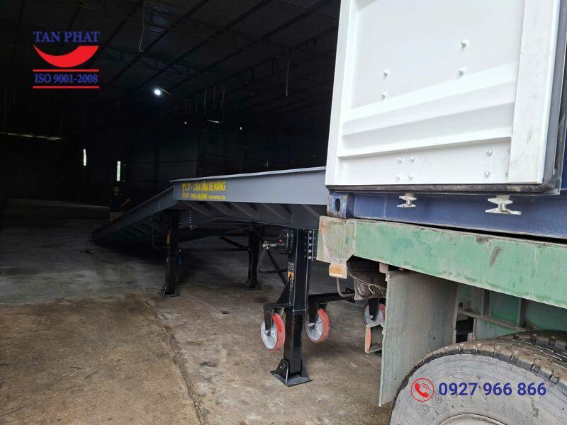 Bàn giao cầu dẫn xe nâng tại Bắc Giang.