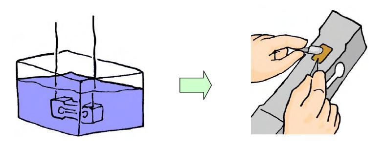 Nhúng keo và tấm dán strain guage lên thân loadcell