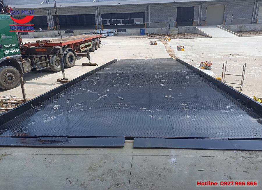 Ramp dốc lắp cố định tại cửa nhà kho.