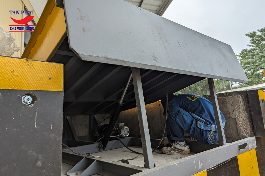 Lắp đặt thiết bị thủy lực vào sàn nâng hạ thủy lực 6 tấn