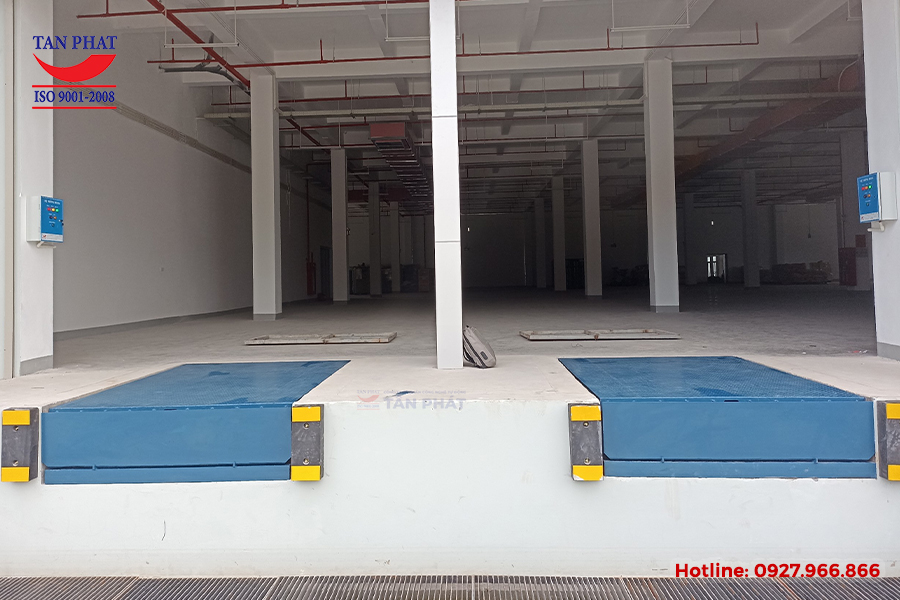 Hệ thống sàn nâng tự động tại nhà máy.