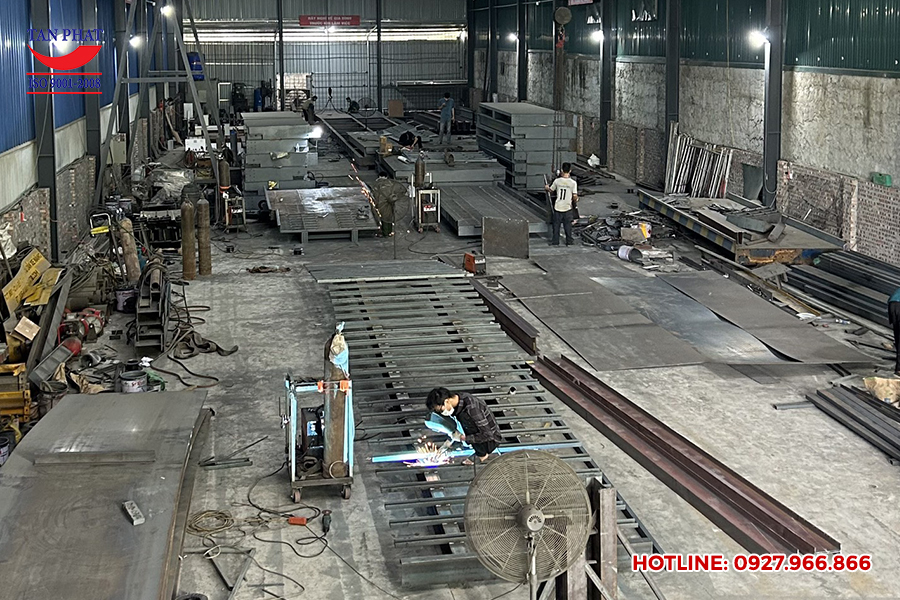 Sản xuất cân ô tô điện tử tại nhà máy cơ khí của Tân Phát